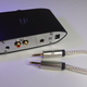 Análisis del iFi Zen Can, un amplificador para auriculares. Aquí se ve el cable balanceado para conectar con un DAC.